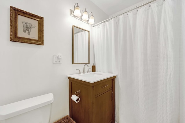 full bathroom featuring toilet, curtained shower, and vanity