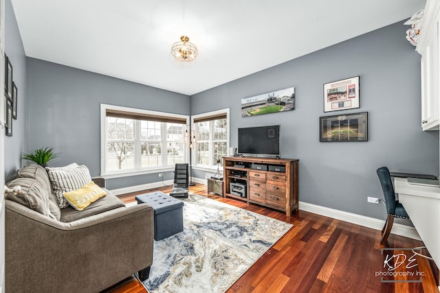 living area with dark wood-style flooring and baseboards