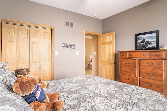 bedroom with ceiling fan, a closet, and visible vents