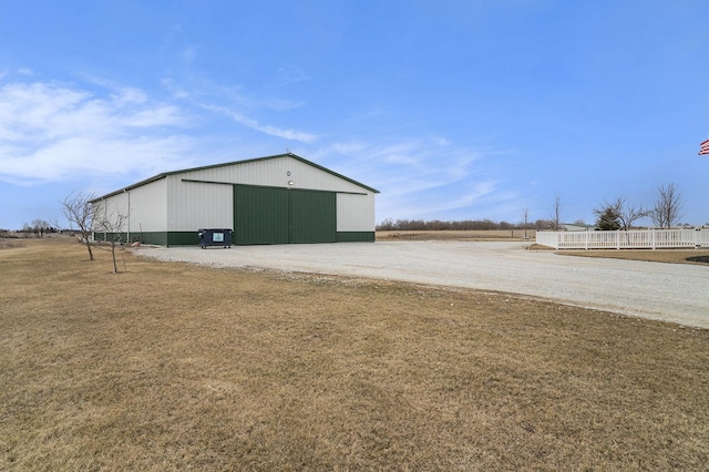 view of pole building featuring a yard