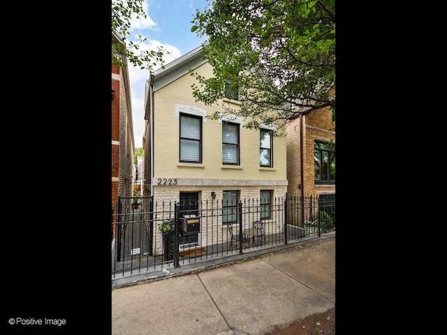 view of front of house featuring a fenced front yard