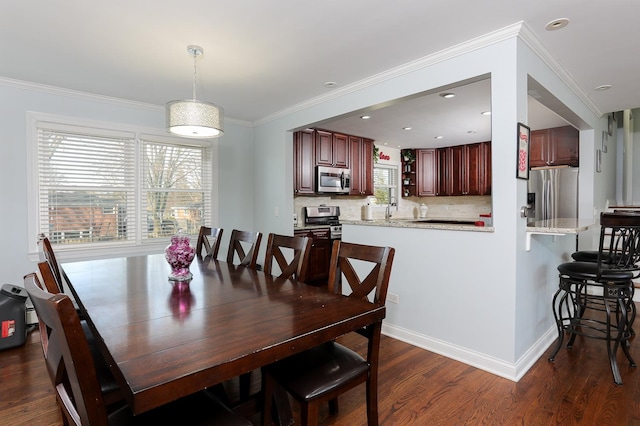 dining area with crown molding, baseboards, dark wood-style flooring, and recessed lighting