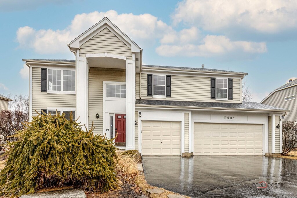 view of front facade featuring driveway and a garage