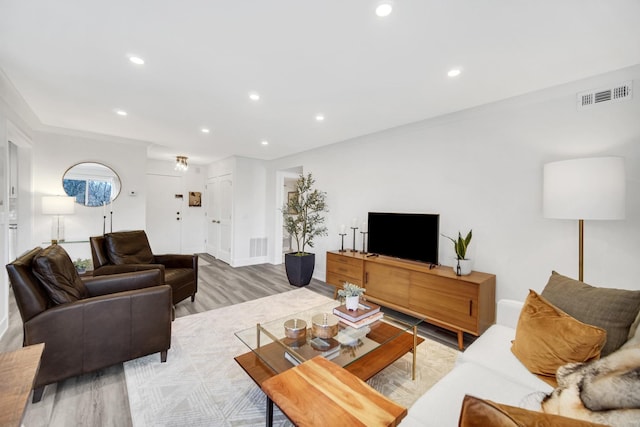 living room featuring visible vents, wood finished floors, and recessed lighting