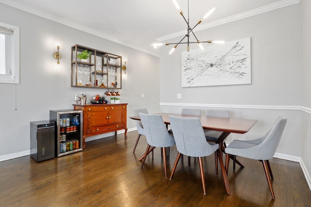 dining room featuring wine cooler, dark wood-type flooring, ornamental molding, a chandelier, and baseboards