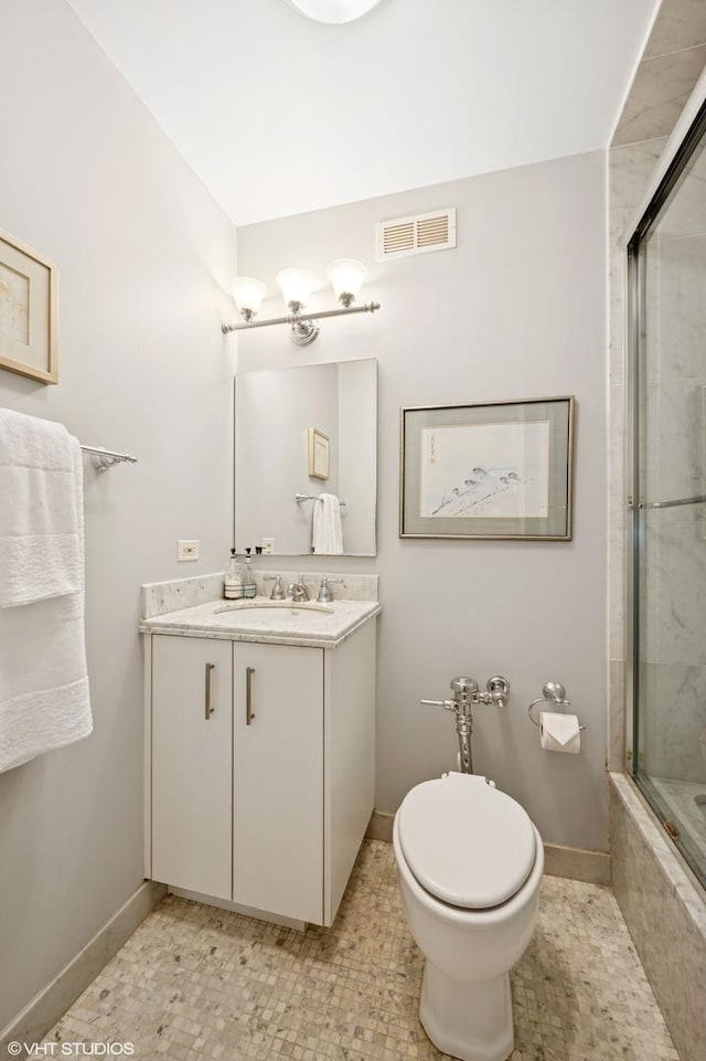 full bath featuring visible vents, vanity, baseboards, and tiled shower