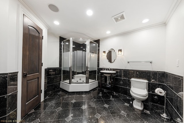 full bathroom featuring visible vents, toilet, recessed lighting, tile walls, and wainscoting