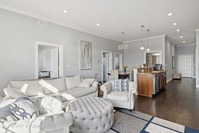 living room with baseboards, visible vents, dark wood-style flooring, crown molding, and recessed lighting