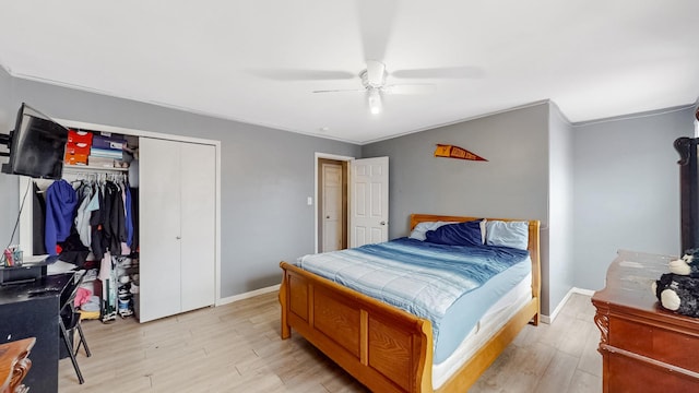 bedroom with light wood finished floors, a ceiling fan, baseboards, and a closet