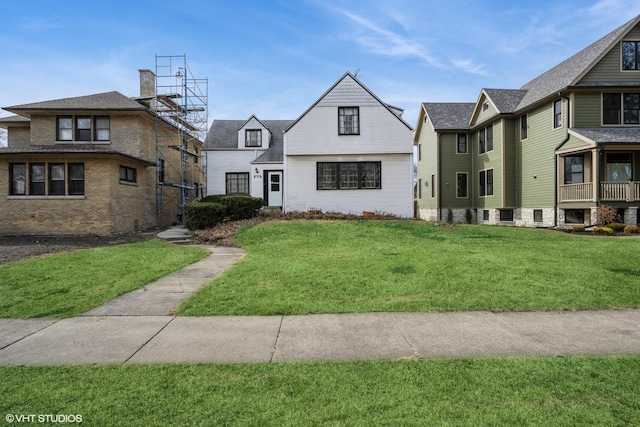 view of front of home featuring a front yard