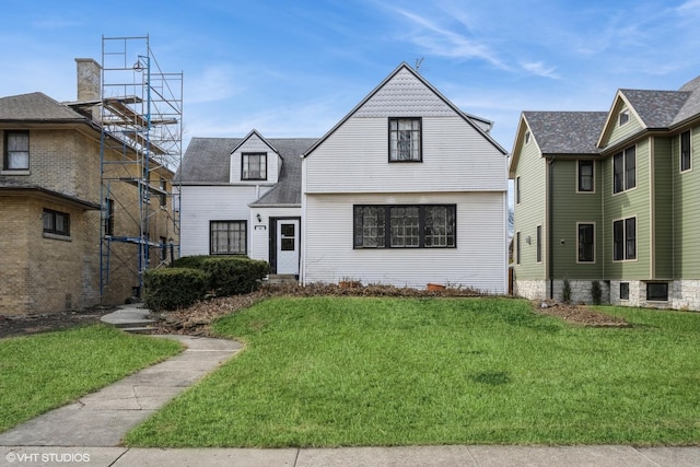 view of front of property featuring a front lawn