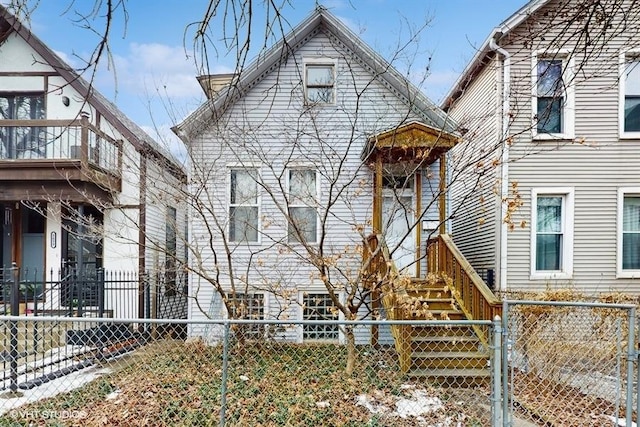 view of front facade featuring a fenced front yard