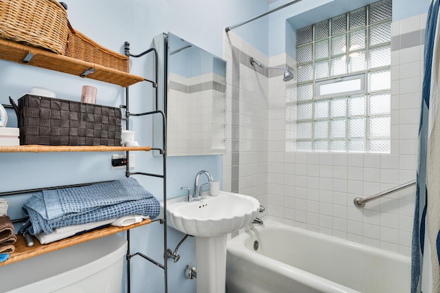 bathroom featuring toilet and washtub / shower combination