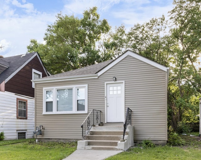 view of front of property featuring a shingled roof