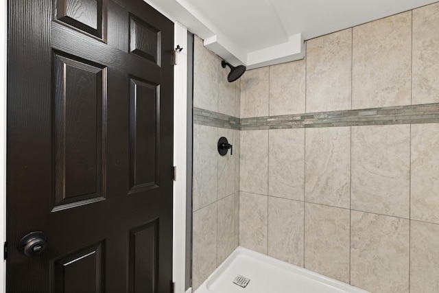 full bathroom featuring a tile shower