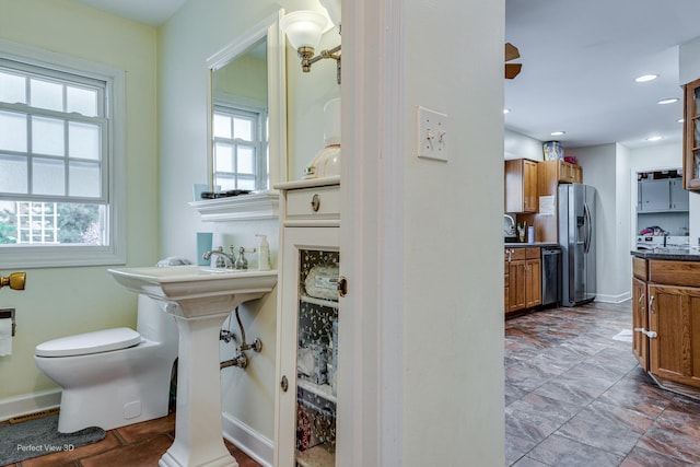 bathroom with recessed lighting, baseboards, and toilet