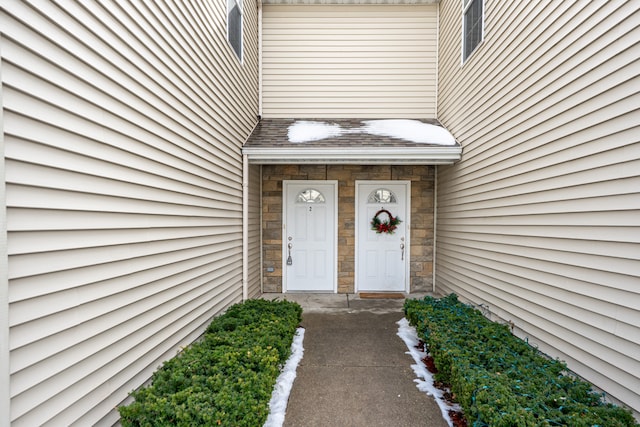 property entrance featuring stone siding