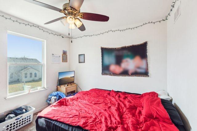 bedroom featuring a ceiling fan