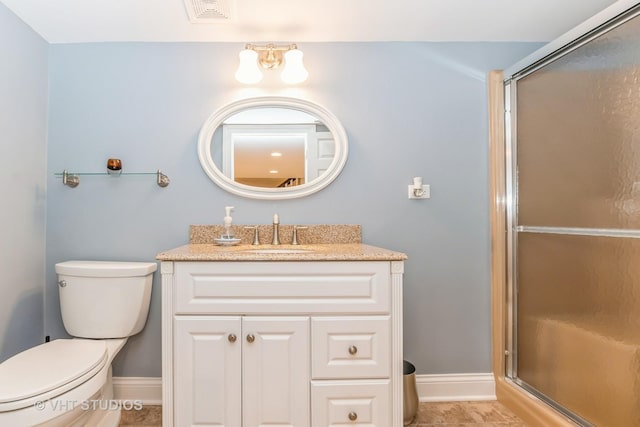 full bath with baseboards, visible vents, toilet, a shower with shower door, and vanity