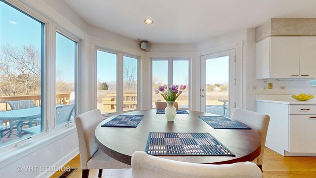 dining area featuring visible vents, light wood-style flooring, a wealth of natural light, and recessed lighting