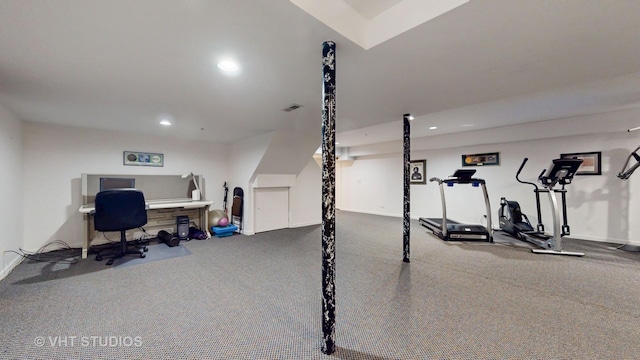 exercise area featuring baseboards, visible vents, and recessed lighting