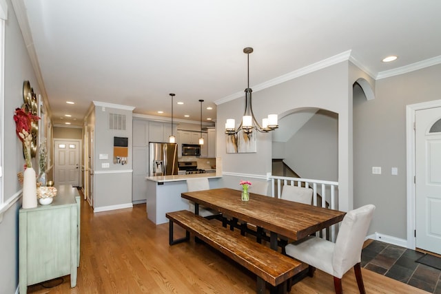 dining area featuring recessed lighting, visible vents, light wood-style flooring, an inviting chandelier, and baseboards