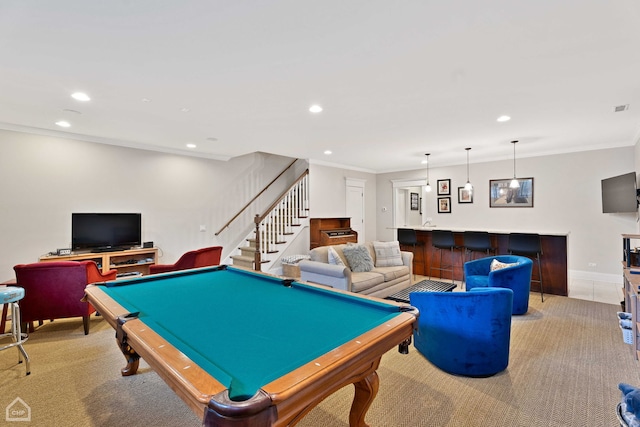 game room with light carpet, visible vents, crown molding, bar area, and recessed lighting