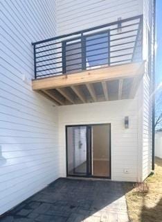 property entrance featuring a balcony