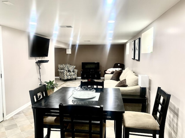 dining space with visible vents and baseboards