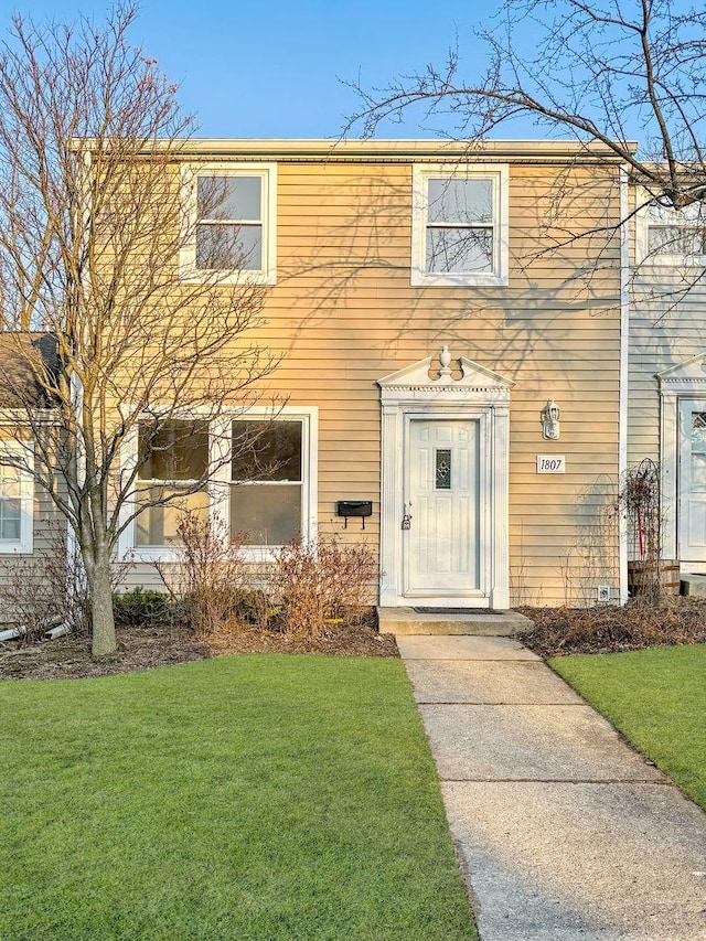 view of front of home featuring a front yard