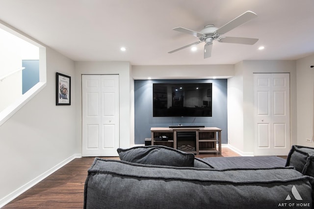 living area featuring dark wood-type flooring, recessed lighting, and baseboards