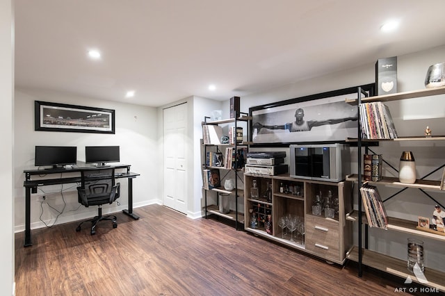 home office featuring recessed lighting, dark wood-style flooring, and baseboards