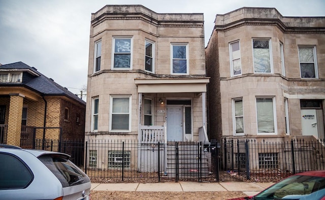 view of front facade featuring a fenced front yard