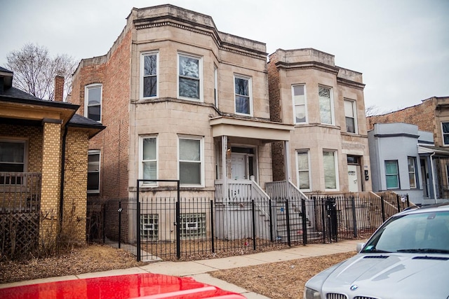 townhome / multi-family property featuring a fenced front yard