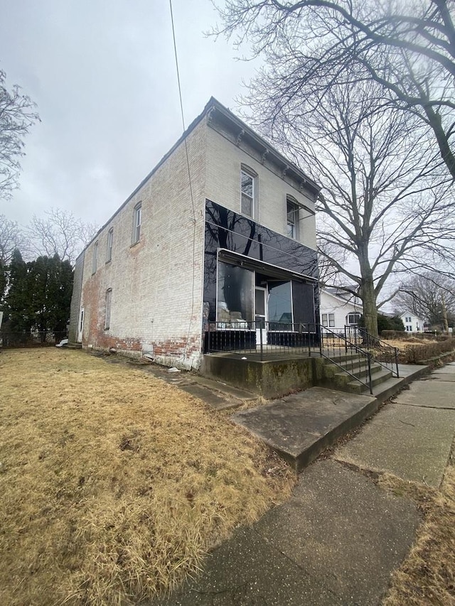 view of front of property with a front yard