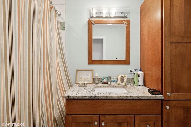 bathroom featuring a shower with shower curtain and vanity