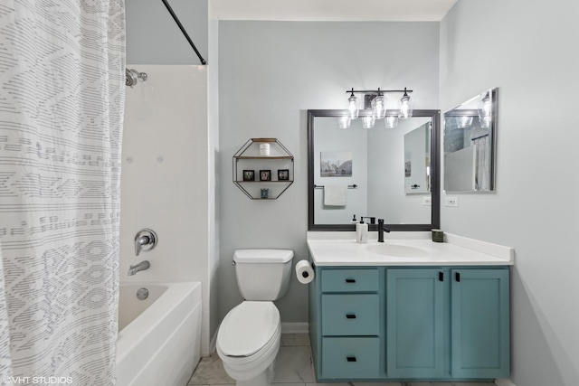 full bath featuring baseboards, shower / tub combo with curtain, vanity, and toilet