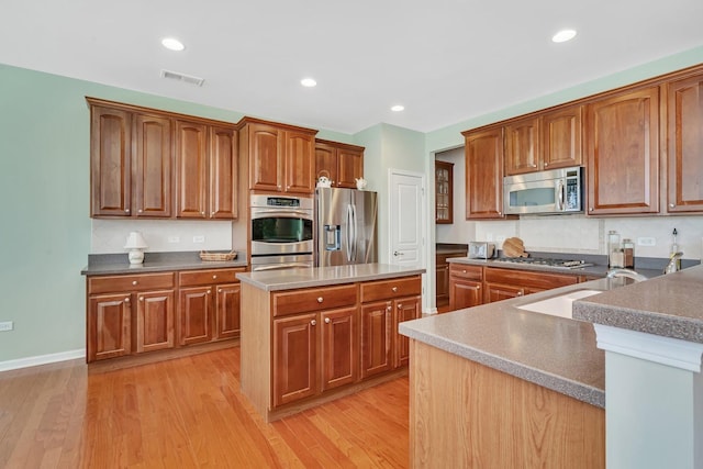 kitchen with visible vents, light wood-style flooring, appliances with stainless steel finishes, a sink, and recessed lighting