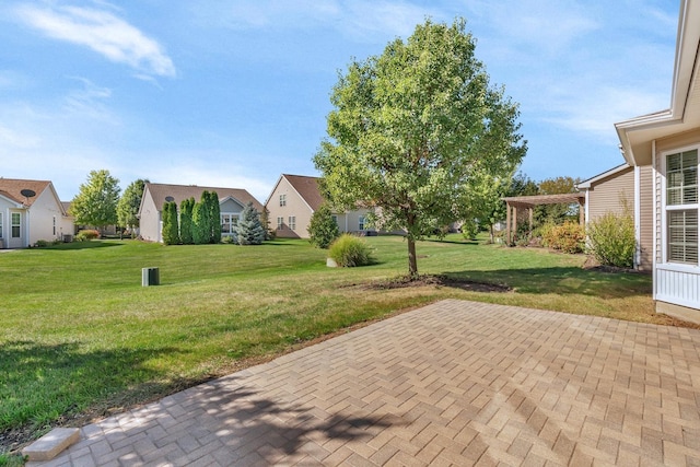 view of yard featuring a patio area and a residential view