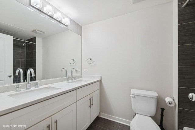 full bath featuring baseboards, visible vents, a sink, and toilet