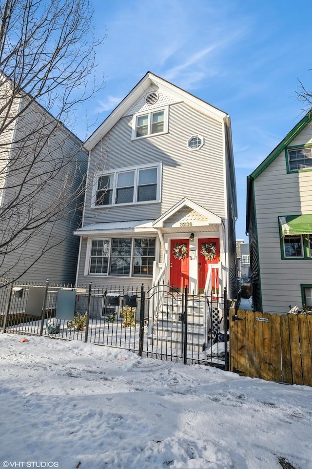 view of front facade featuring a fenced front yard