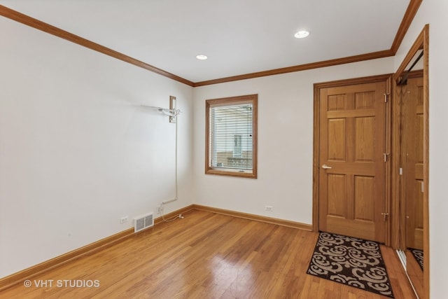 entryway with recessed lighting, visible vents, light wood-style floors, ornamental molding, and baseboards