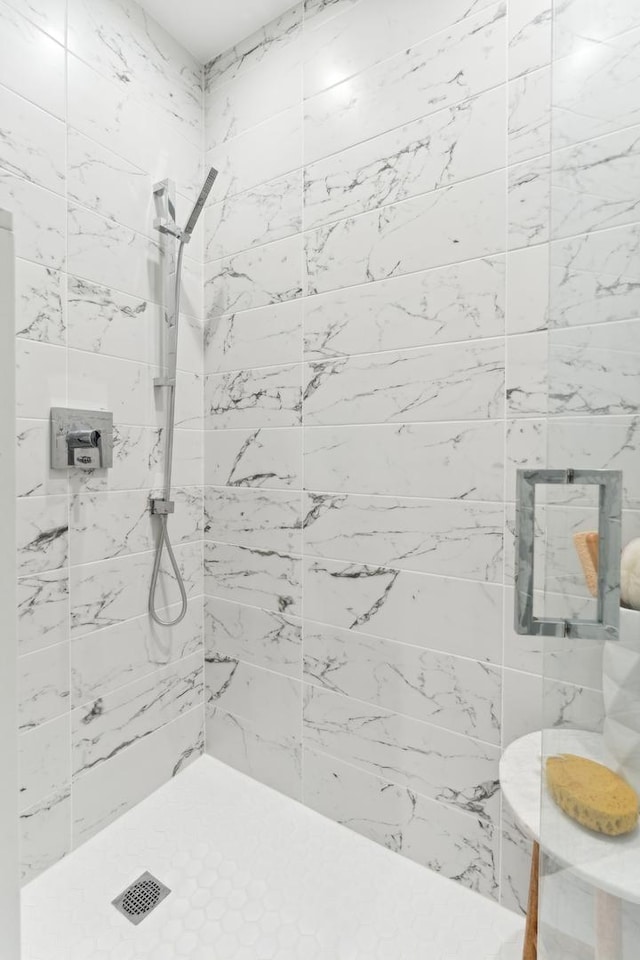 bathroom featuring tiled shower