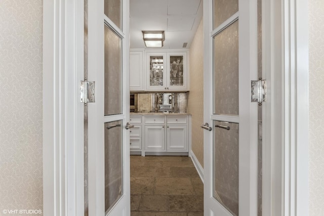 bathroom featuring stone finish flooring