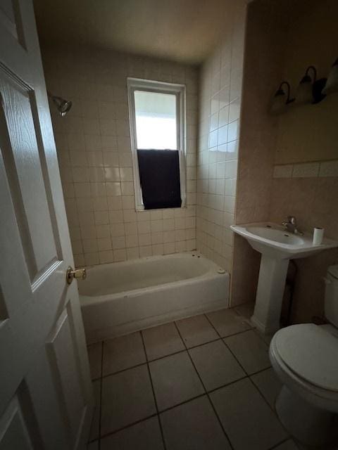 220 N Sumner Ave, Aurora, IL 60505 - bathroom featuring toilet, tile patterned floors, and washtub / shower combination
