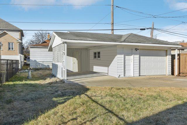 detached garage with fence