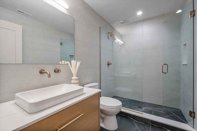 full bath with toilet, vanity, visible vents, a shower stall, and decorative backsplash