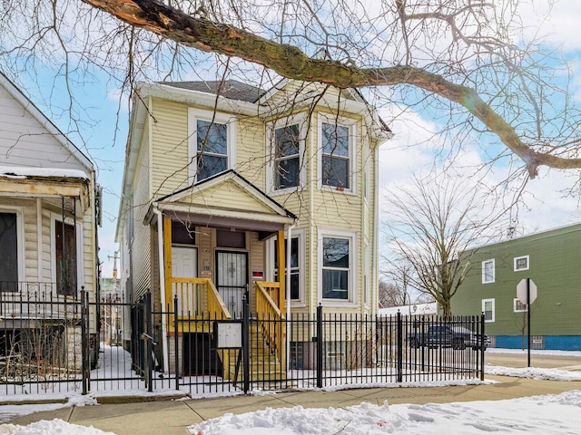 view of front of house featuring a fenced front yard