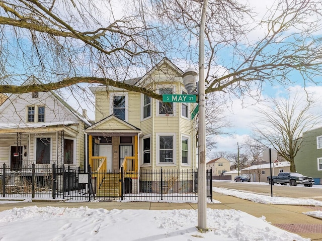 view of front of home with a fenced front yard