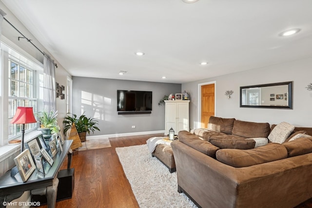 living area with dark wood-style floors, recessed lighting, and baseboards